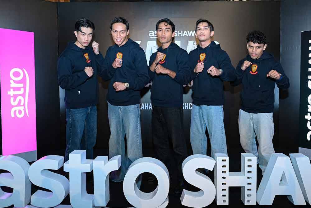 Aedy bersama barisan pelakon utama Kahar Kapla High Council. Dari kiri:Thompson Goh sebagai Li, Sky Iskandar (Megat), Amir Ahnaf (Kahar), Aedy (Beja) dan Khenobu (Jojo). Foto Astro Shaw