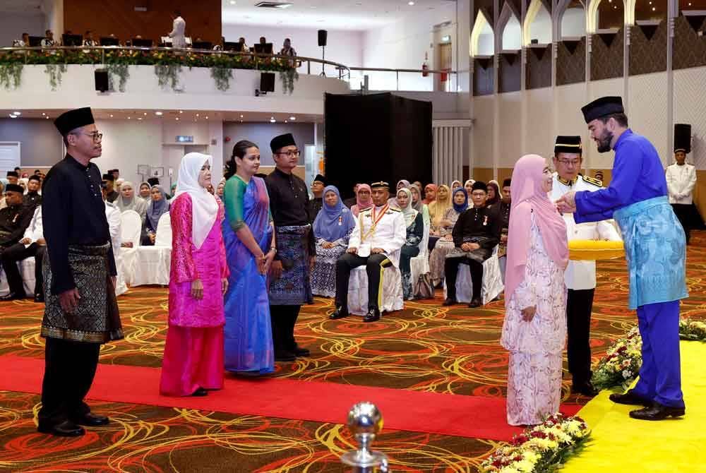 Raja Muda Selangor, Tengku Amir Shah berkenan mengurniakan Pingat Pekerti Terpilih (P.P.T), Pingat Perkhidmatan Cemerlang Selangor (P.P.C), Pingat Jasa Kebaktian (P.J.K) dan Pingat Perkhidmatan Selangor (P.P.S) kepada 165 penerima pada Istiadat Pengurniaan Pingat-Pingat Negeri Selangor Darul Ehsan Bagi Penerima-Penerima Daerah Petaling dan Klang sempena menyambut Ulang Tahun Hari Keputeraan Ke-78 Sultan Selangor Bagi Tahun 2023 di Dewan Jubli Perak Sultan Abdul Aziz, pada Rabu. Foto Bernama