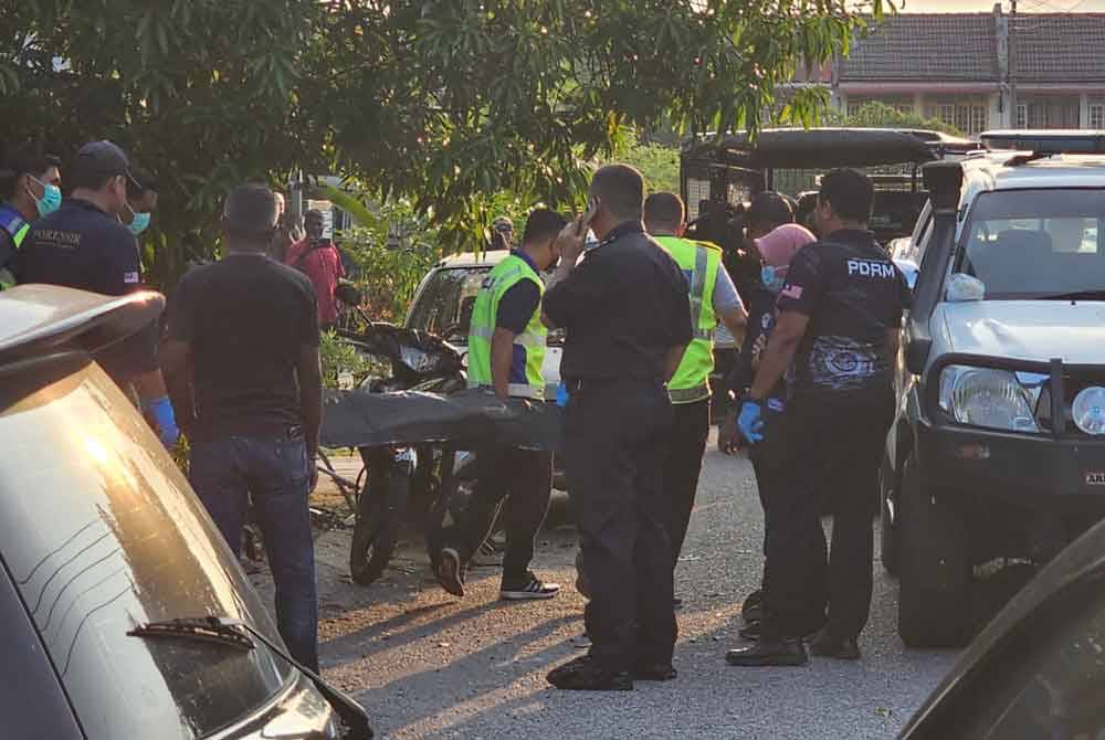 Mayat mangsa dihantar ke Jabatan Forensik untuk dibedah siasat.
