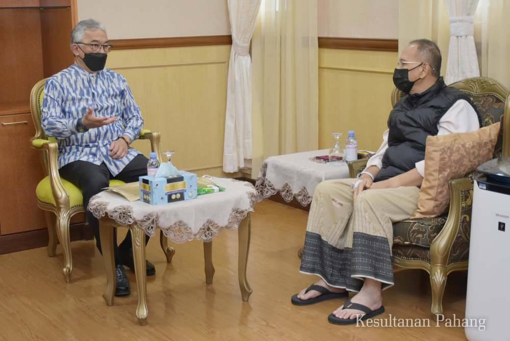 Sultan Pahang Al-Sultan Abdullah Ri'ayatuddin Al-Mustafa Billah Shahberkenan meluangkan masa menziarahi Menteri Besar, Datuk Seri Wan Rosdy Wan Ismail di Institut Jantung Negara (IJN) di ibu negara pada Rabu. Facebook Kesultanan Pahang