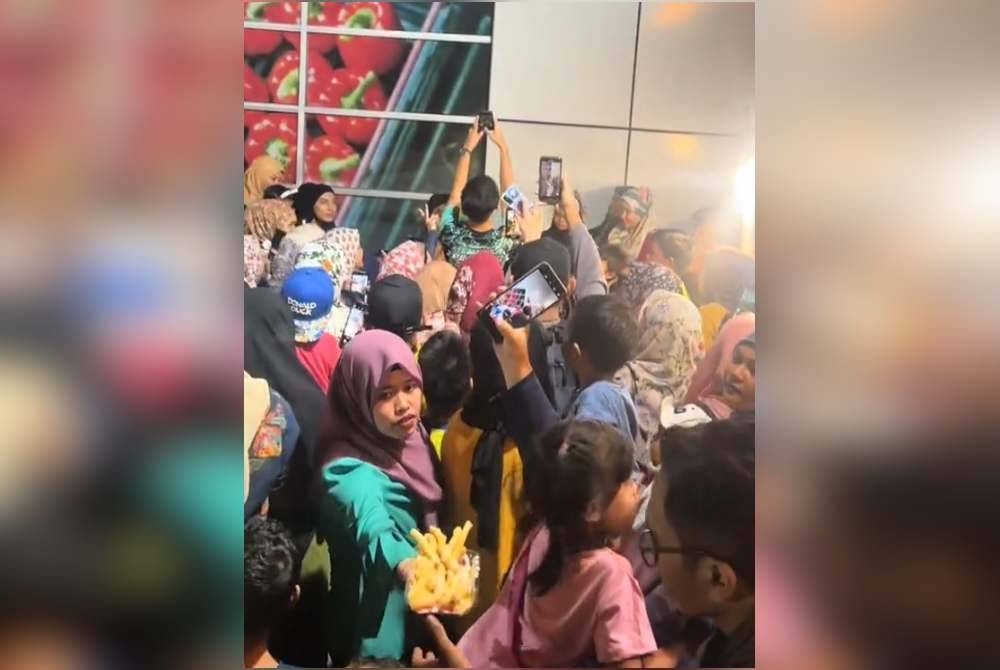 Aqil Zulkiflee ketika diserbu peminat ciliknya.