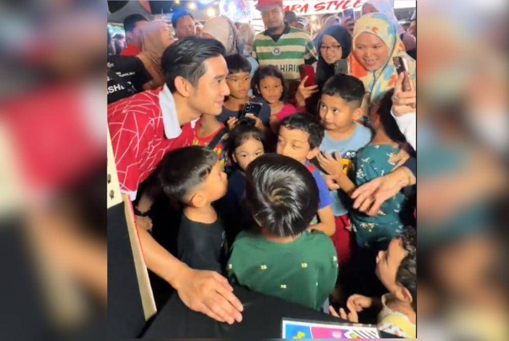 Aqil Zulkiflee ketika diserbu peminat ciliknya.