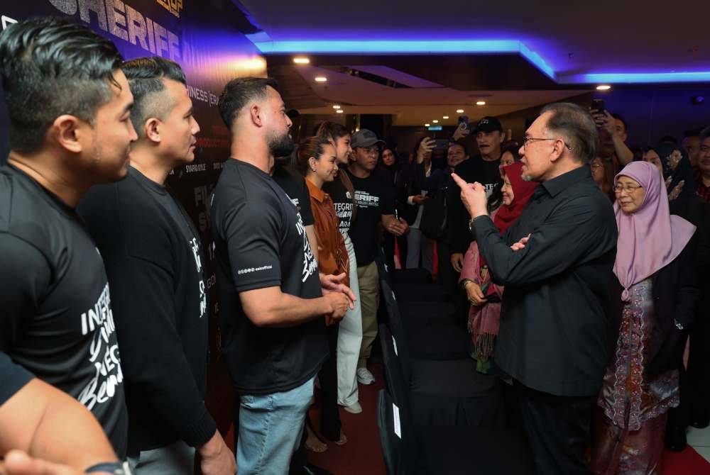 Anwar bersama Dr Wan Azizah beramah mesra bersama barisan para pelakon ketika hadir pada Sesi Tayangan Khas Filem Sheriff: Narko Integriti di pawagam GSC, pada Rabu. Foto Bernama