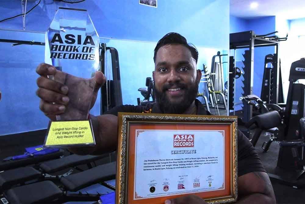 Kjey bersama sijil dan plak pengiktirafan rekod Asia Book of Records yang diterimanya pada Rabu