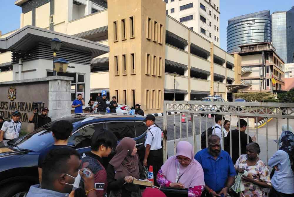 Pegawai dan anggota polis turut berkawal di dalam dan luar mahkamah.