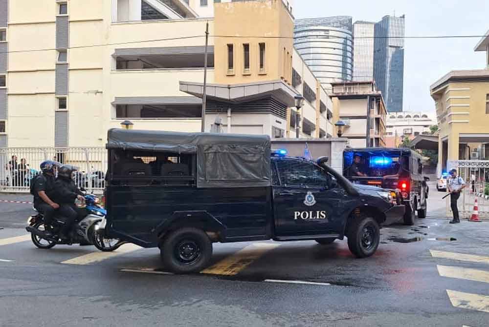 Tinjauan Awani mendapati, kawalan keselamatan juga ditingkatkan dengan kehadiran pihak Polis Diraja Malaysia (PDRM) untuk mengawal situasi.Foto Awani