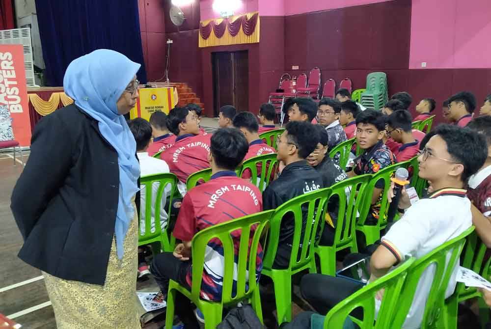 Nurhayati berinteraksi dengan pelajar ketika program Jelajah Antirasuah MRSM di MRSM Taiping di sini pada Rabu.