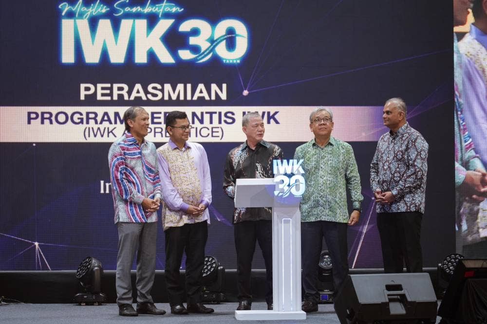 Timbalan Perdana Menteri merangkap Menteri Peralihan Tenaga dan Transformasi Air (PETRA), Datuk Seri Fadillah Yusof (tengah) melancarkan program PERANTIS IWK ketika makan malam sambutan Ulang Tahun Ke-30 IWK pada 30 Mei lalu.
