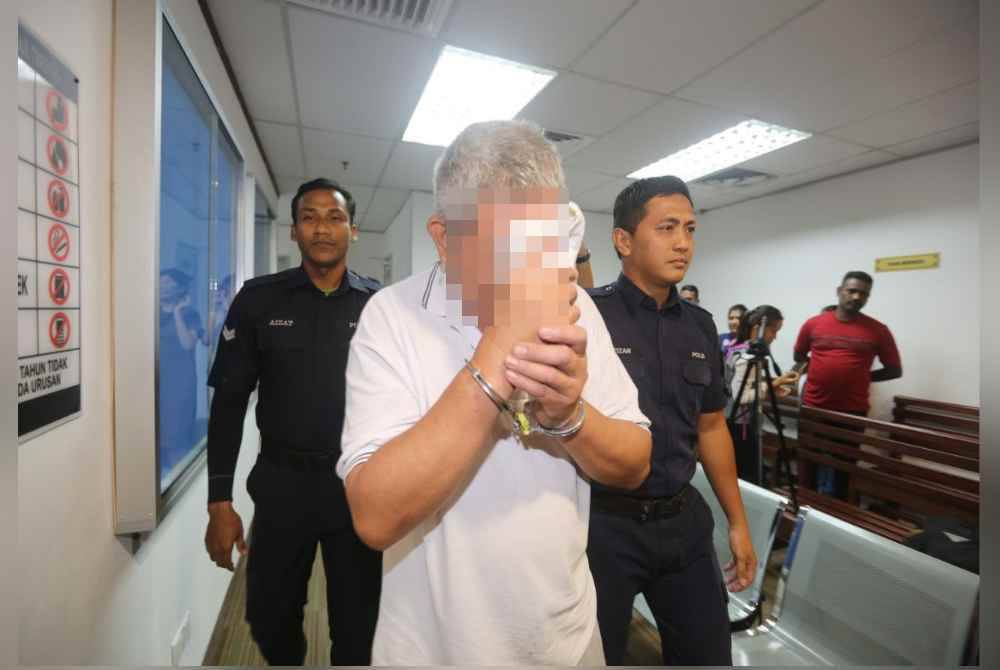 Suspek yang tiba di mahkamah jam 11.10 pagi kelihatan tenang dengan berpakaian kemeja-T putih dan berseluar trek kelabu.