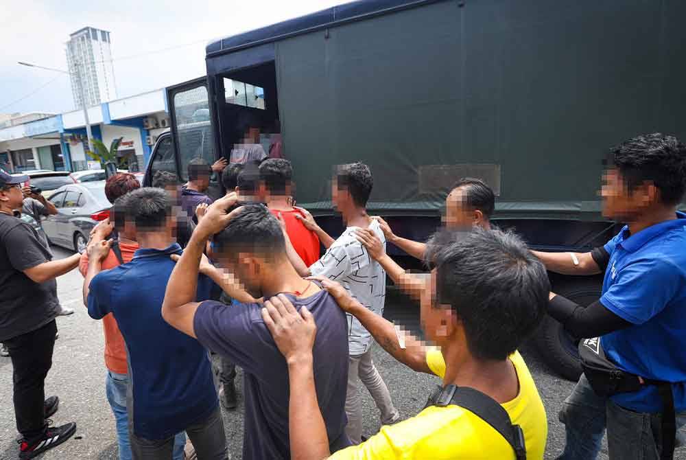 Polis menahan 22 warga Myanmar dalam serbuan Op Pintas di sebuah bengkel kereta di Puchong, Selangor pada Rabu.