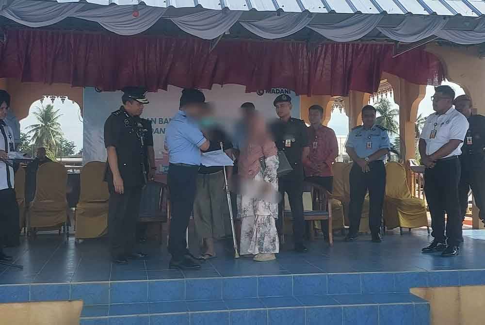 Ahmad (bukan nama sebenar) bersama ibunya menerima surat pelepasan daripada Pengarah Penjara Terengganu.