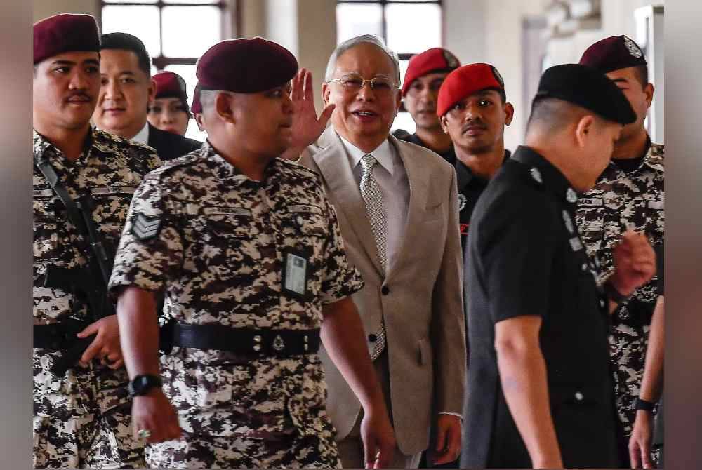 Najib (tengah) hadir di Kompleks Mahkamah Kuala Lumpur pada Khamis. Foto Bernama