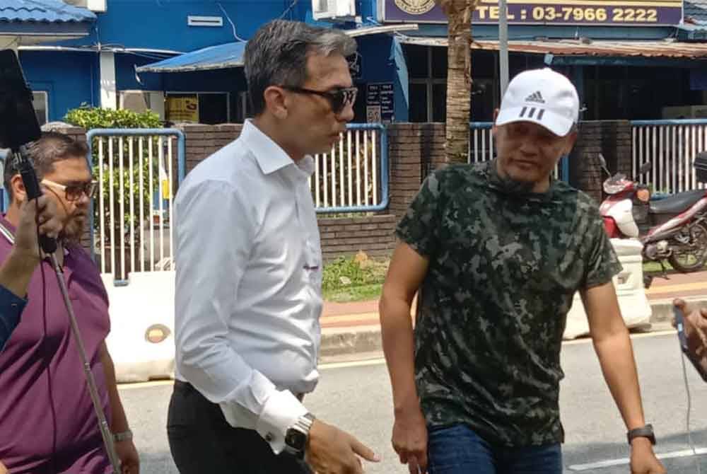 Zahari (kanan) ketika mengadakan sidang akhbar di pekarangan luar IPD Petaling Jaya pada Khamis.