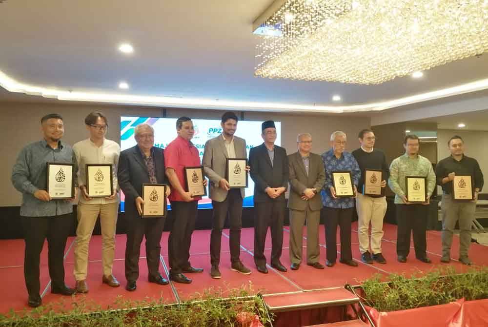 Mohammed (tengah) bersama pemenang Majlis Apresiasi Ejen Kutipan Zakat PPZ-MAIWP pada Khamis.