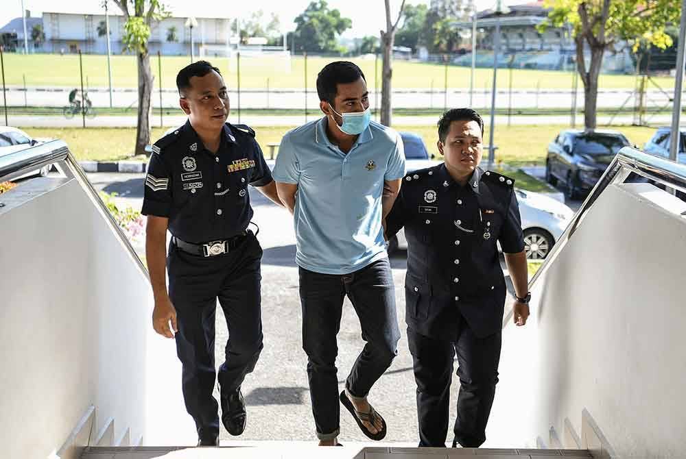 Mohd Fikhri ketika dibawa ke Mahkamah Majisret Alor Setar pada Khamis. Foto Bernama