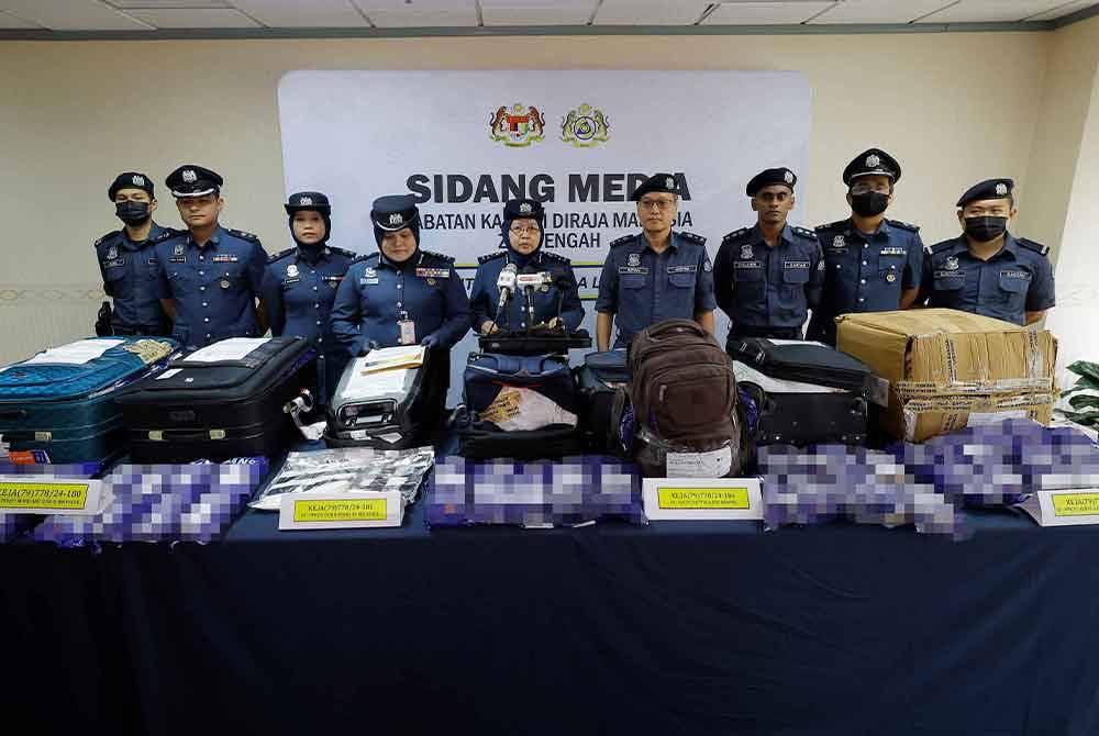 JKDM Unit III (LTAKL) Zon Tengah berjaya menggagalkan cubaan menyeludup masuk tembakau kunyah seberat kira-kira 5,000 kg melibatkan nilai duti lebih RM409,000 dalam tiga kes antara Mei hingga awal Jun ini. - Foto Bernama