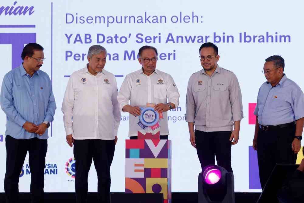 Anwar (tengah) merasmikan Dasar TVET Negara 2030 sambil disaksikan Ahmad Zahid (dua dari kiri), Steven Sim (dua dari kanan) di ILP Kuala Langat, Banting, pada Sabtu.