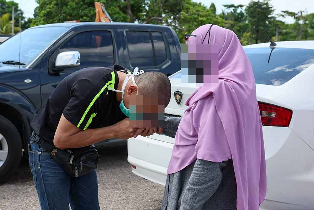 Seorang banduan mencium tangan ibunya setelah dibebaskan menerusi PBSL Ihsan Madani, Kepulangan Yang Dinanti sempena Hari Raya Aidiladha di Penjara Marang pada Khamis.