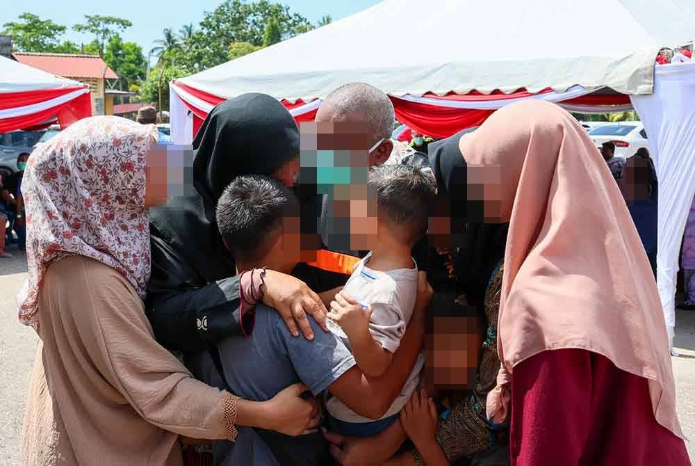Seorang banduan memeluk ahli keluarganya selepas dibebaskan menerusi PBSL Ihsan Madani, Kepulangan Yang Dinanti sempena Hari Raya Aidiladha di Penjara Marang pada Khamis.