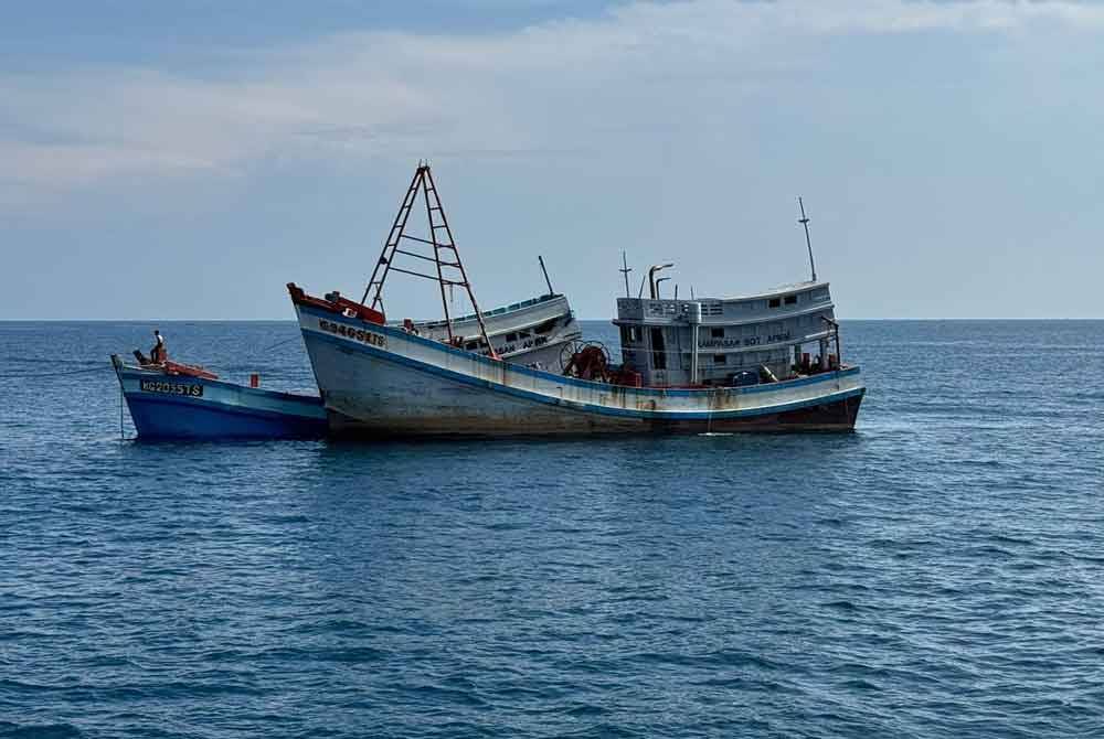 Tiga bot nelayan Vietnam yang dilucut hak untuk dijadikan tukun di sekitar perairan Pulau Kapas. Foto Maritim Terengganu