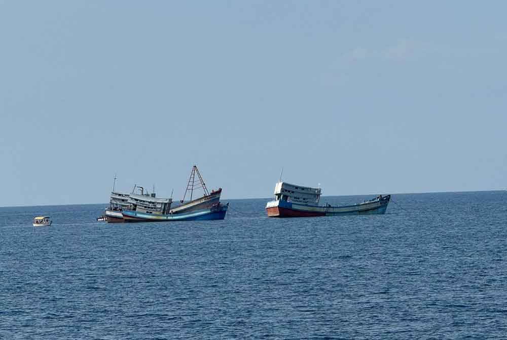 Maritim Terengganu menenggelamkan tiga bot nelayan Vietnam yang dilucut hak. Foto Maritim Terengganu