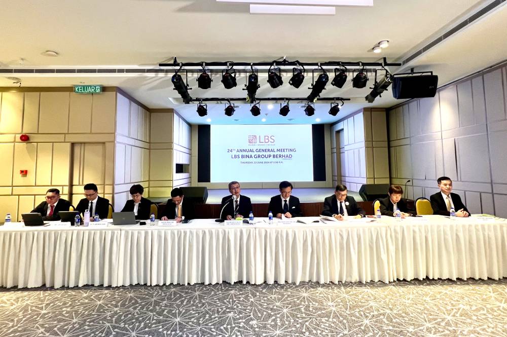 Lim Hock San (tengah) bersama barisan ahli-ahli Lembaga Pengarah di AGM kali ke 24 di ibu pejabat LBS.
