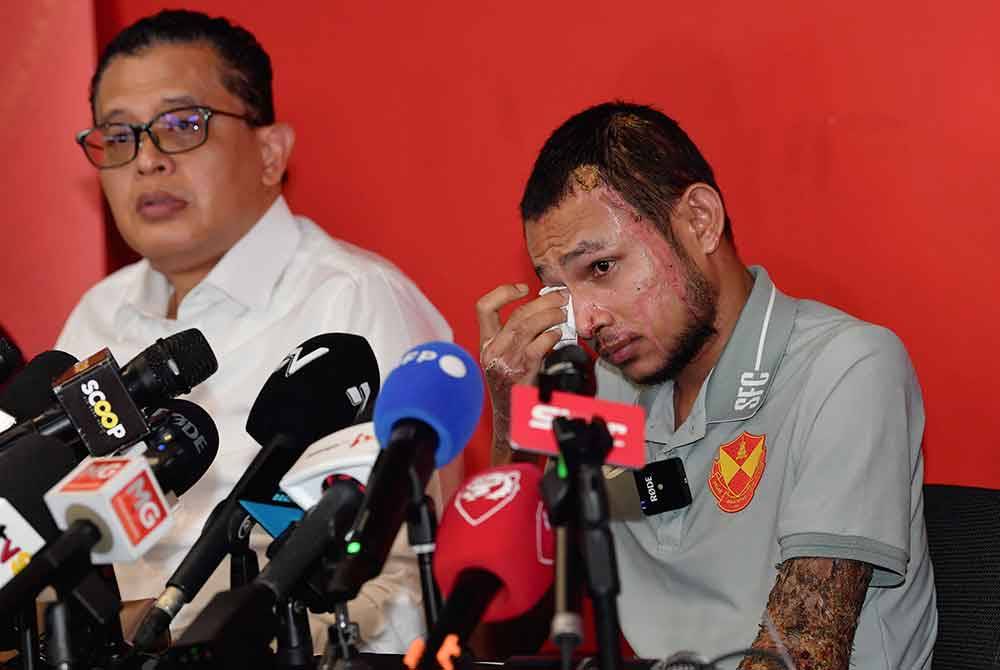 Faisal (kanan) membuat penampilan pertama di khalayak umum di Pusat Latihan Selangor FC pada Khamis. Foto Bernama