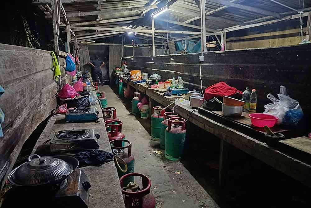 Operasi yang dijalankan Jabatan Imigresen Pulau Pinang di projek perumahan Taman Bandar Putra Bertam, semalam.