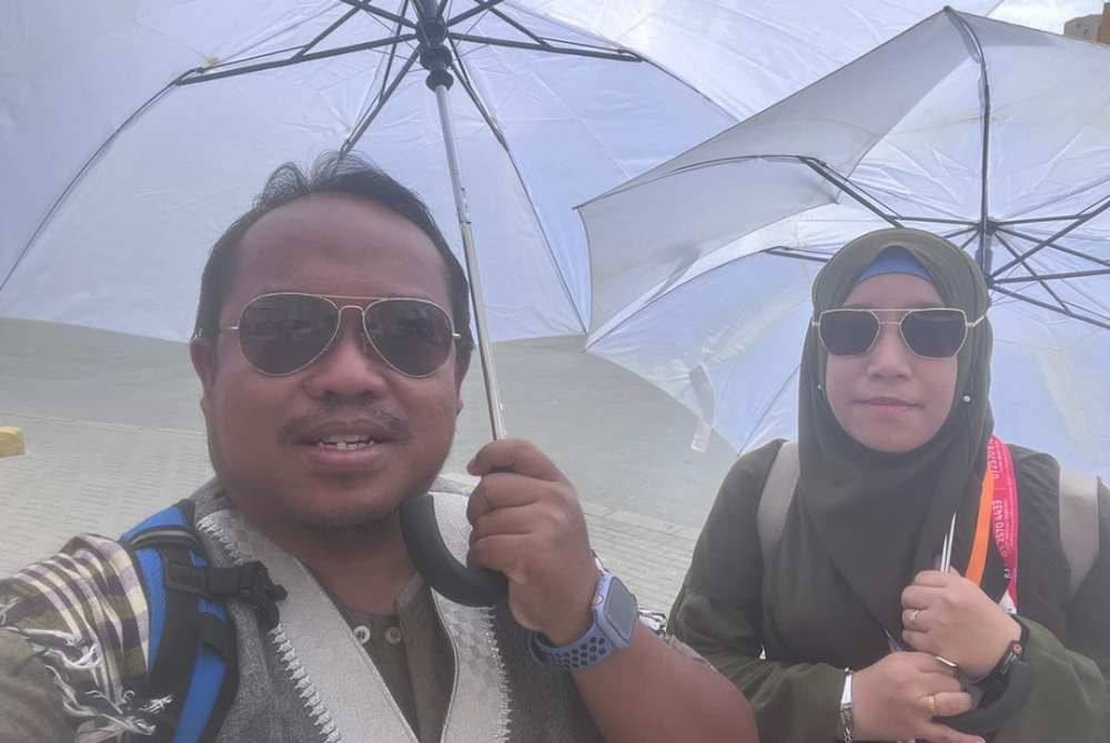 Gambar kenangan Mohd Azmil dan isteri ketika berada di Tanah Suci.