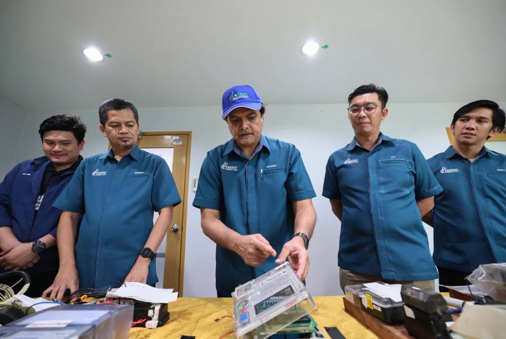 Abdul Nasir (tengah) menunjukkan meter elektrik yang telah diubah suai untuk tujuan mencuri bekalan elektrik pada sidang media di Pejabat ECoS Wilayah Timur. Foto Bernama