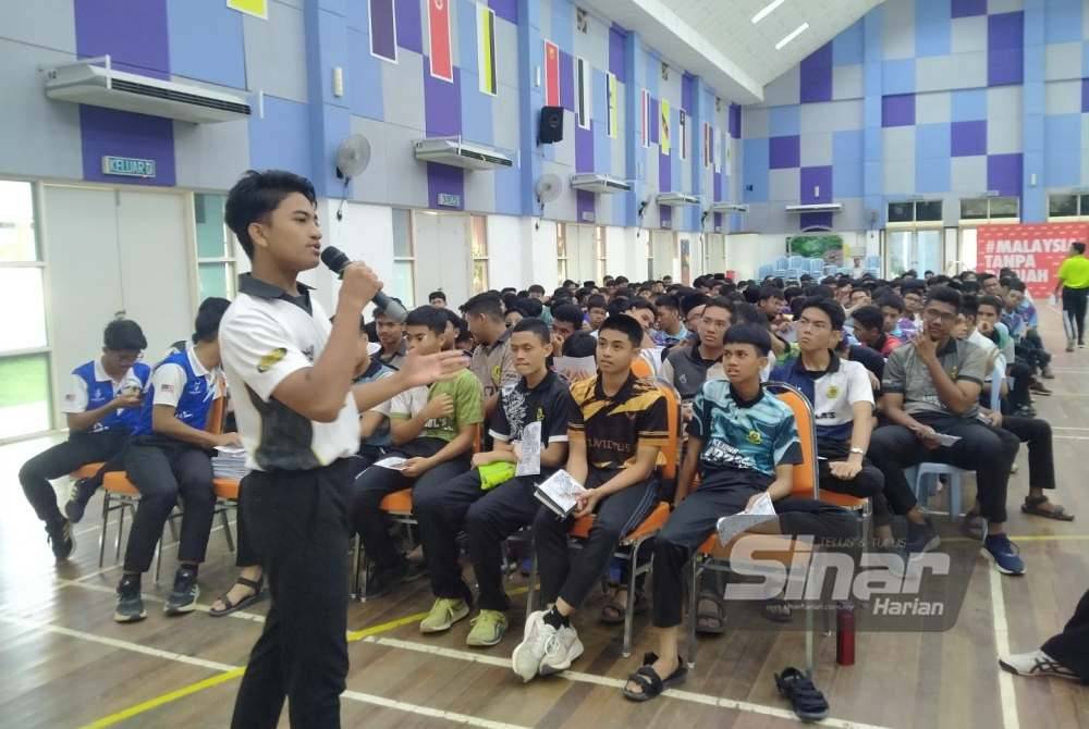 Pelajar turut diberikan peluang berkongsi pandangan mereka mengenai rasuah sempena program Jelajah Antirasuah MRSM di MRSM Sultan Azlan Shah pada Khamis.