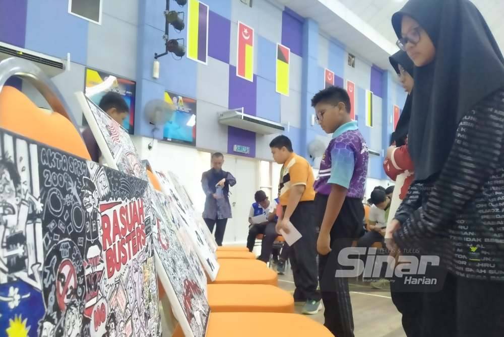 Sebahagian daripada aktiviti yang dijalankan sempena program Jelajah Antirasuah MRSM di MRSM Sultan Azlan Shah pada Khamis.