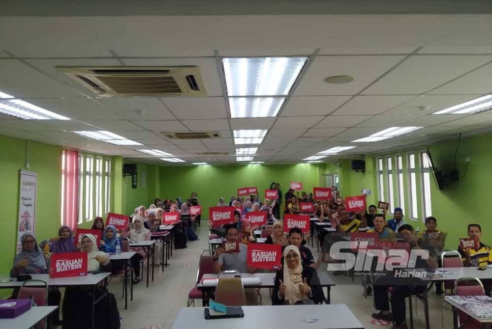 Guru dan pentadbir sekolah turut diberikan pendedahan tentang bahaya rasuah sempena program Jelajah Antirasuah MRSM di MRSM Sultan Azlan Shah pada Khamis.