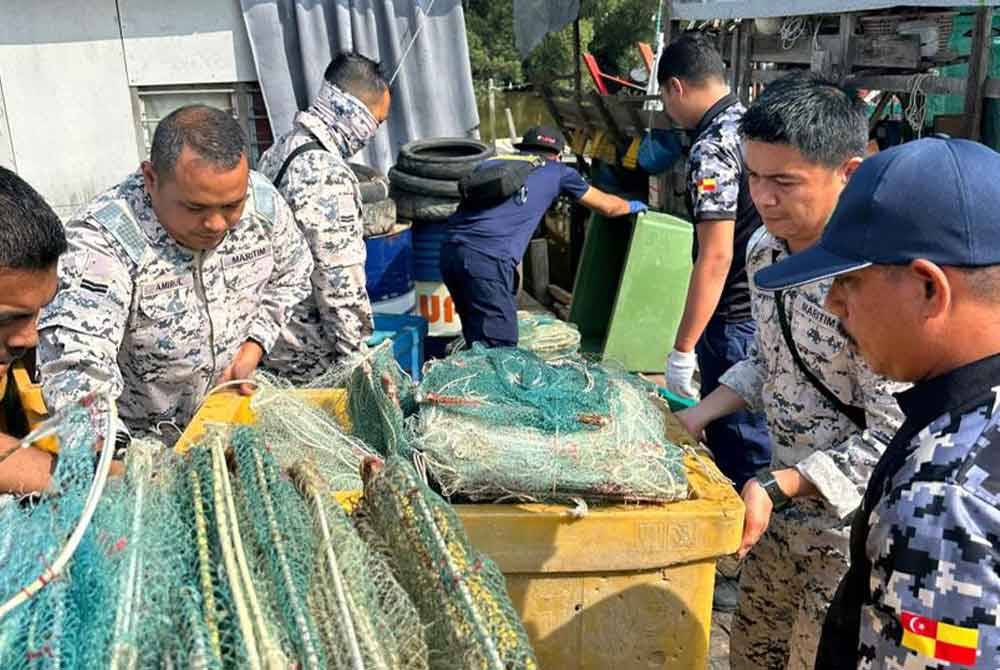 Ops Hurricane Bersepadu di Kuala Selangor dan Sabak Bernam bertindak merampas bubu naga, pada Rabu.