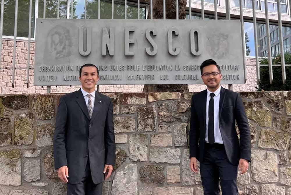 Nik Faiz (kanan) dan Arja Lee (kiri) mewakili MCC di Paris.