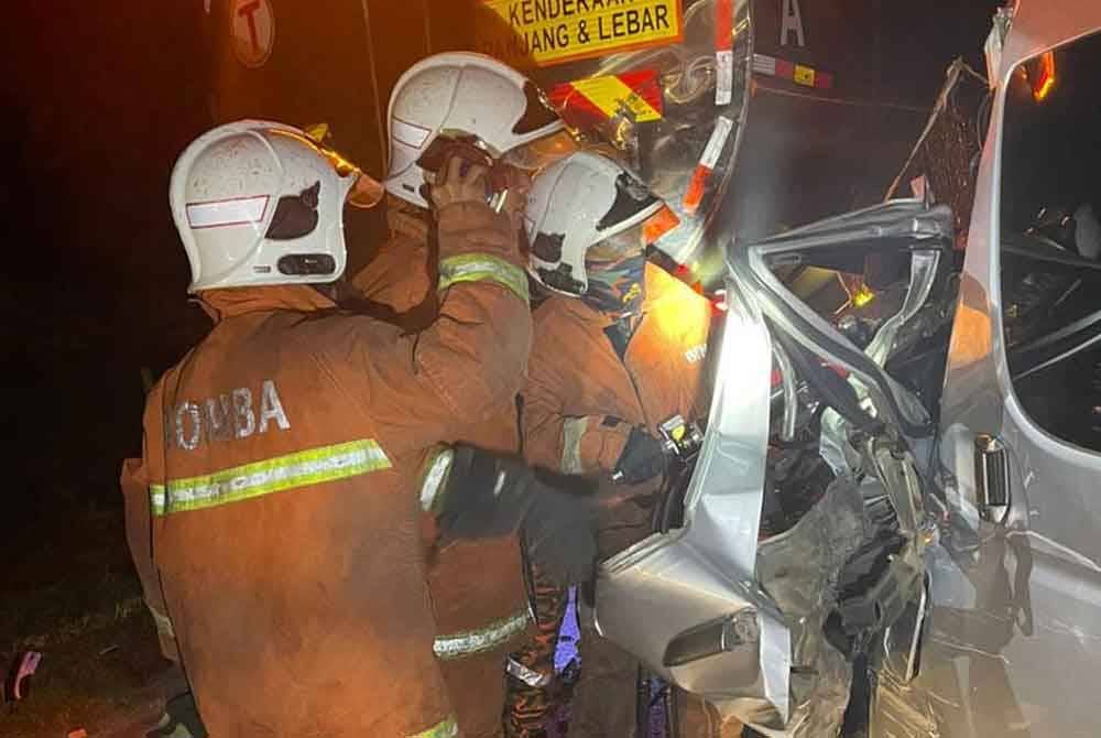 Terdapat dua lelaki warga Thailand yang terbabit dalam kemalangan itu, seorang cedera ringan manakala seorang lagi tersepit. Foto JPBM Perak