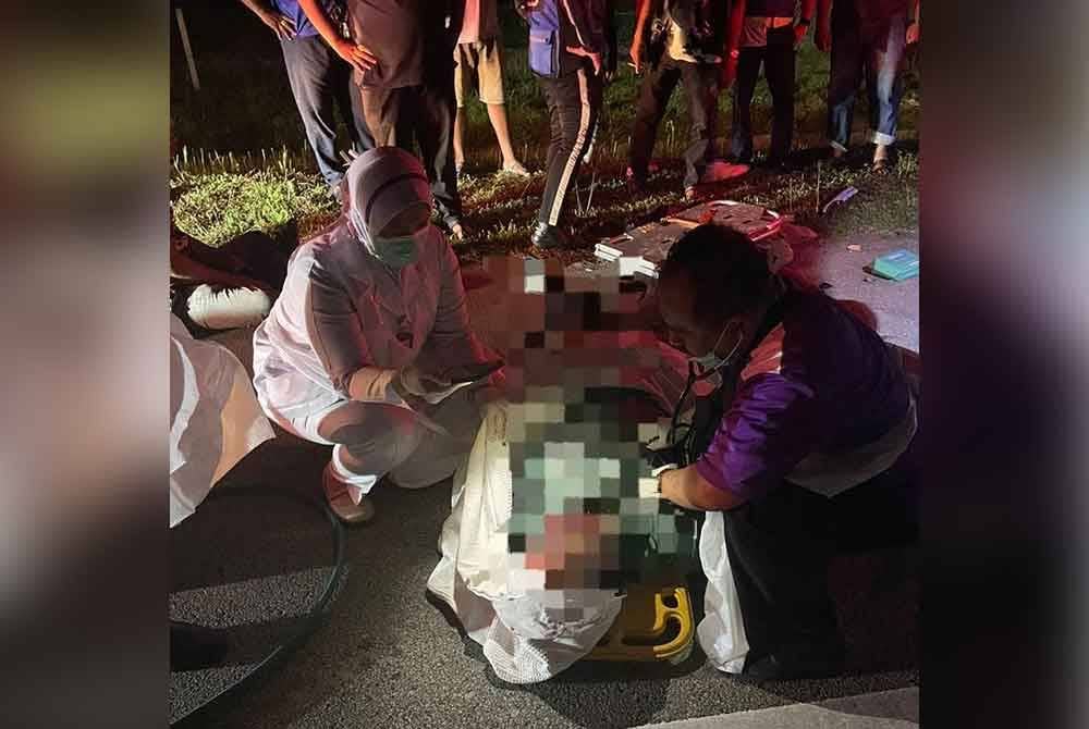 Seorang lelaki warga Thailand maut setelah van yang dinaiki bersama seorang lagi individu dipercayai merempuh bahagian belakang sebuah treler di Kilometer 2115.1 Lebuhraya Pesisiran Pantai Barat (WCE), di sini malam tadi. Foto JPBM Perak