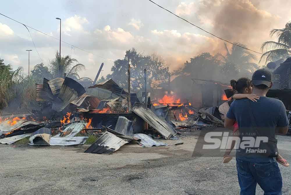 Api marak memusnahkan keseluruhan rumah Zubaidah di Kampung Bukit Rangin pada Khamis.