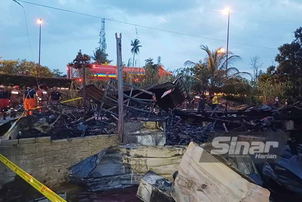 Keadaan bengkel Mohammad Zamri Ismail yang 100 peratus terbakar.