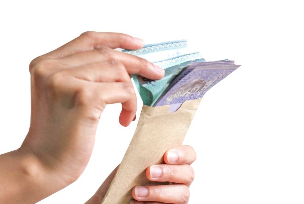 INFAKKAN harta untuk anak yatim dan santunilah mereka kerana mereka yang berbuat demikian kerana ALLAH SWT tergolong dalam kelompok yang dekat Rasulullah SAW di jannah kelak. -Gambar hiasan/ Foto: 123rf