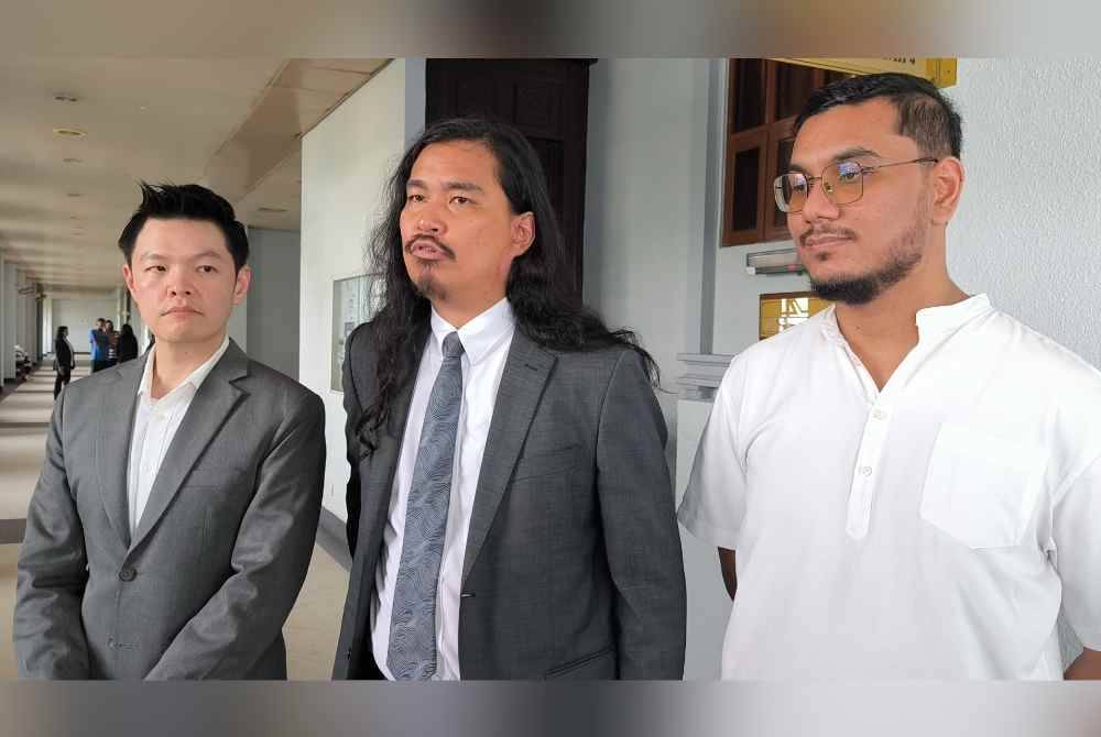 Mohd Khairianwar (kiri) dan Meng Kheng (kanan) hadir di Mahkamah Majistret Kuala Lumpur pada Jumaat, bersama peguam mereka, Zaid, permohonan untuk merujuk dua persoalan undang-undang ke Mahkamah Tinggi.