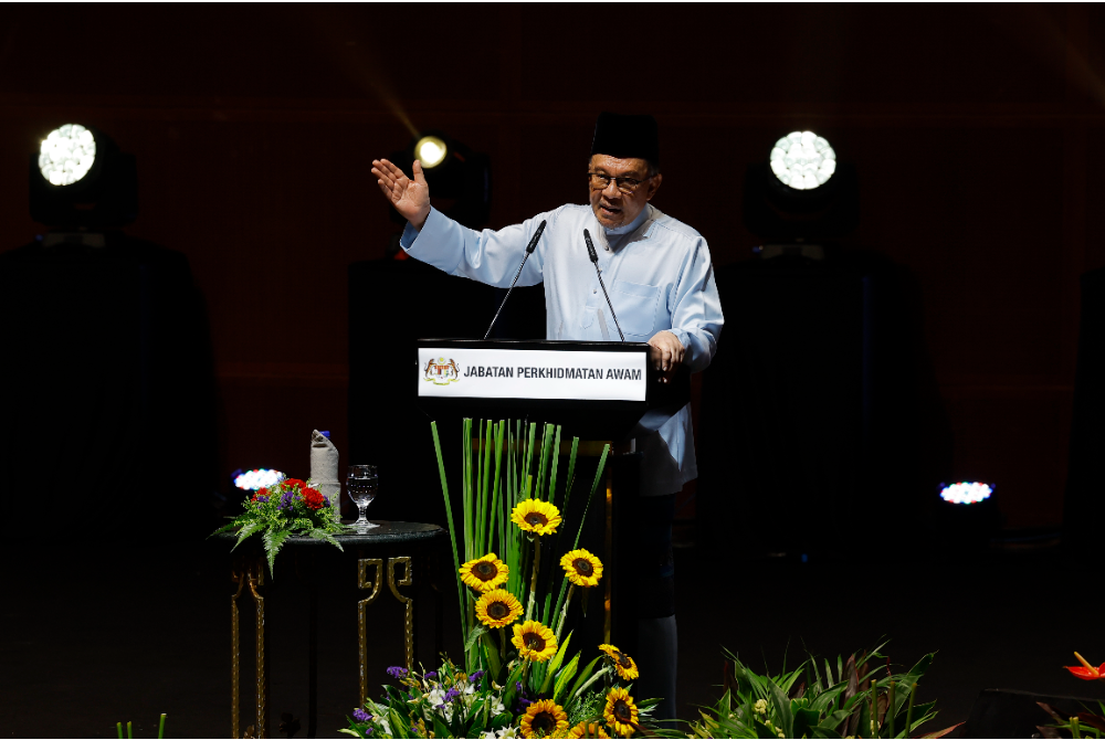 Perdana Menteri, Datuk Seri Anwar IBrahim menyampaikan ucapan semasa hadir pada Himpunan Aspirasi Madani Rakan Pembimbing Perkhidmatan Awam di Pusat Konvensyen Antarabangsa Putrajaya (PICC) pada Jumaat. Foto Bernama