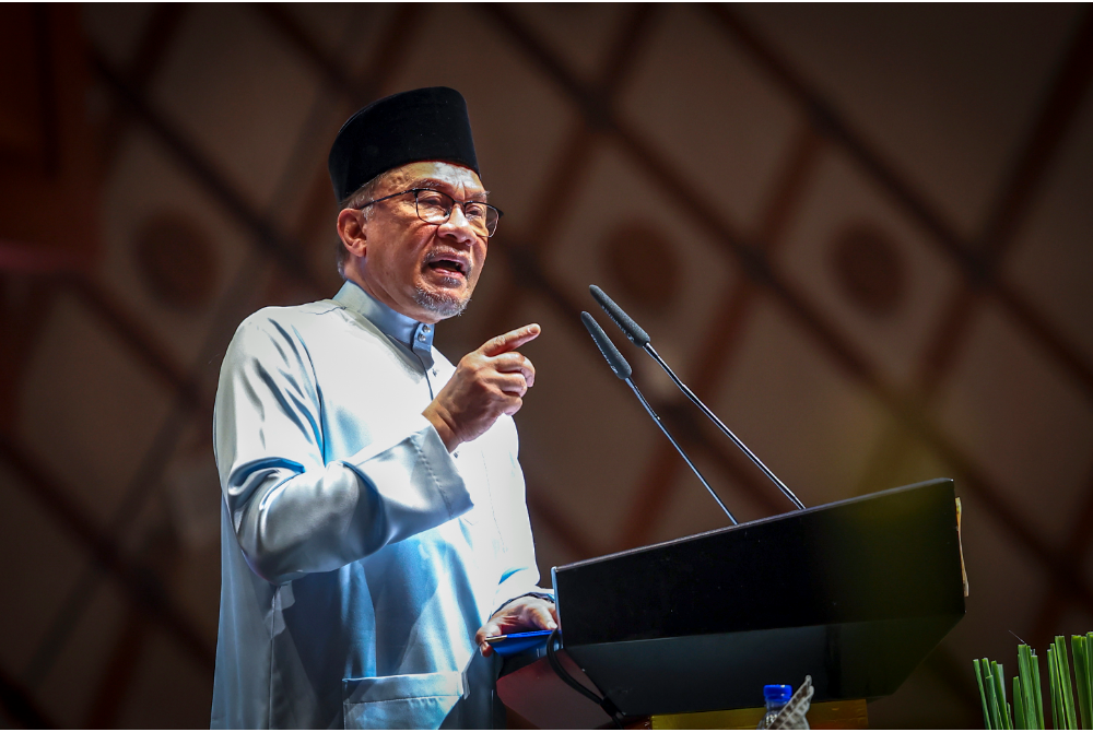 Anwar berucap pada majlis Himpunan Aspirasi Madani Rakan Pembimbing Perkhidmatan Awam di Pusat Konvesyen Antarabangsa Putrajaya (PICC) pada Jumaat. Foto Bernama