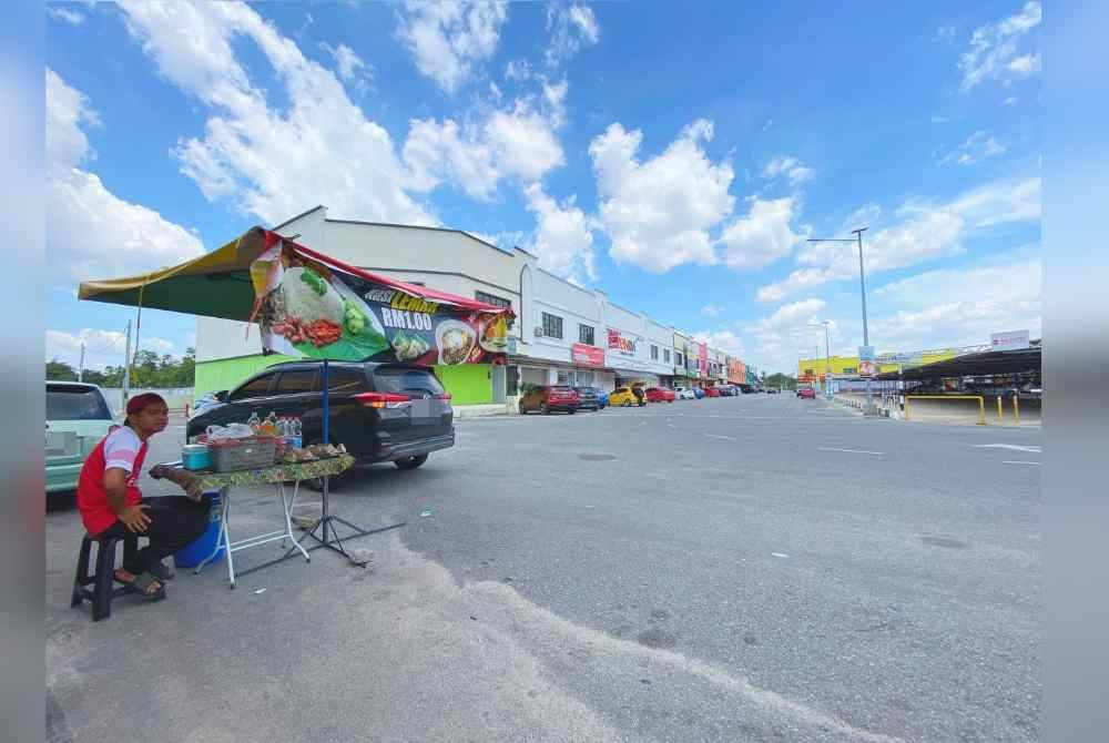 Mohamed Fitrie berniaga nasi lemak RM1 di Bandar Baru Jelawat, Bachok.