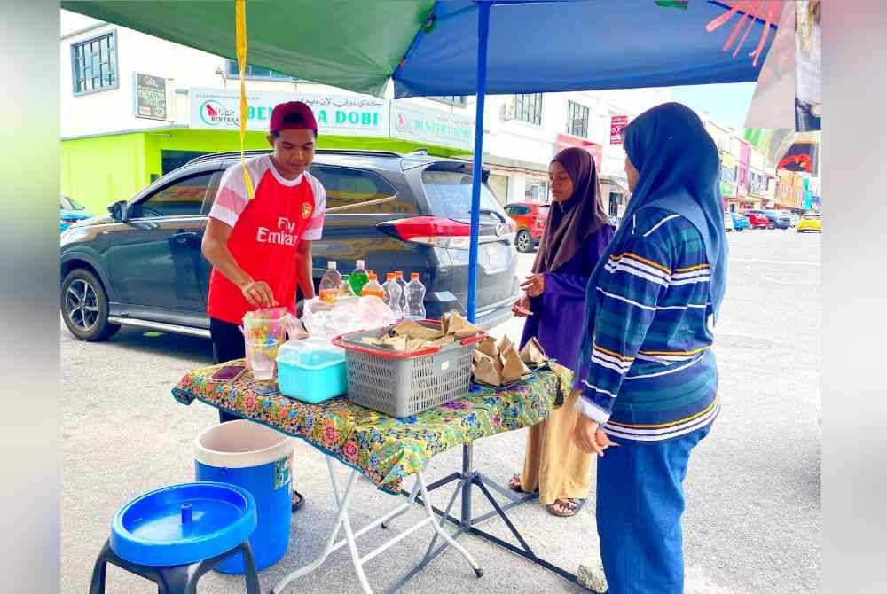 Setiap hari Mohamed Fitrie mampu menjual sebanyak 150 bungkus dalam tempoh dua jam bermula 9 pagi.