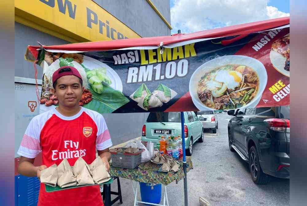 Kenaikan bos bahan mentah ketika ini sama sekali tidak menggugat semangat Mohamed Fitrie menjual nasi lemak dengan harga RM1 sebungkus.