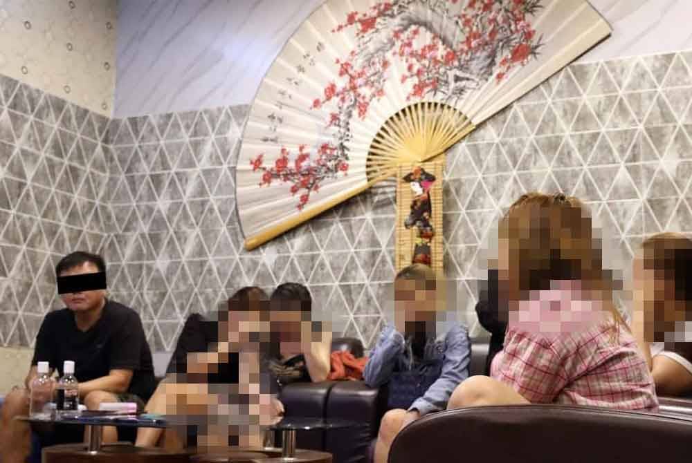 Pekerja rumah urut yang disyaki menawarkan perkhidmatan pelacuran kepada pelanggan.