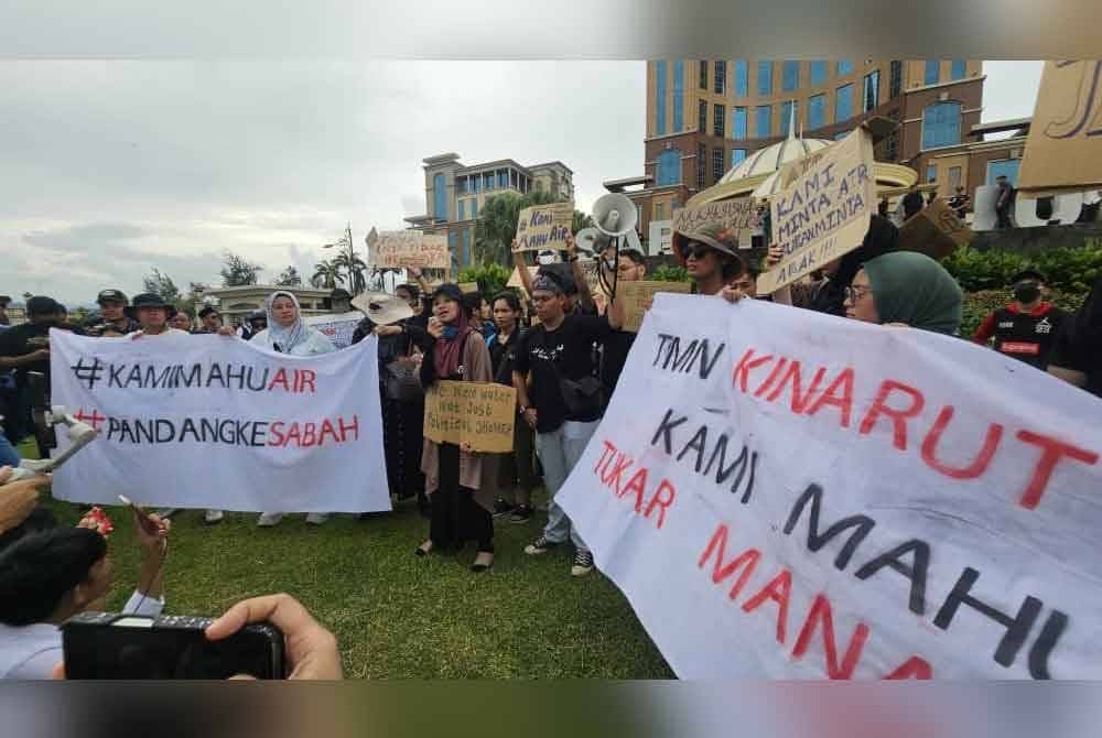 Kumpulan mahasiswa yang berkumpul di hadapan Menara Kinabalu.