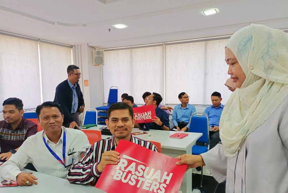 Pegawai dan kakitangan Mara Perak yang terlibat turut dibekalkan plakad Rasuah Busters sebagai sokongan terhadap program dijalankan.
