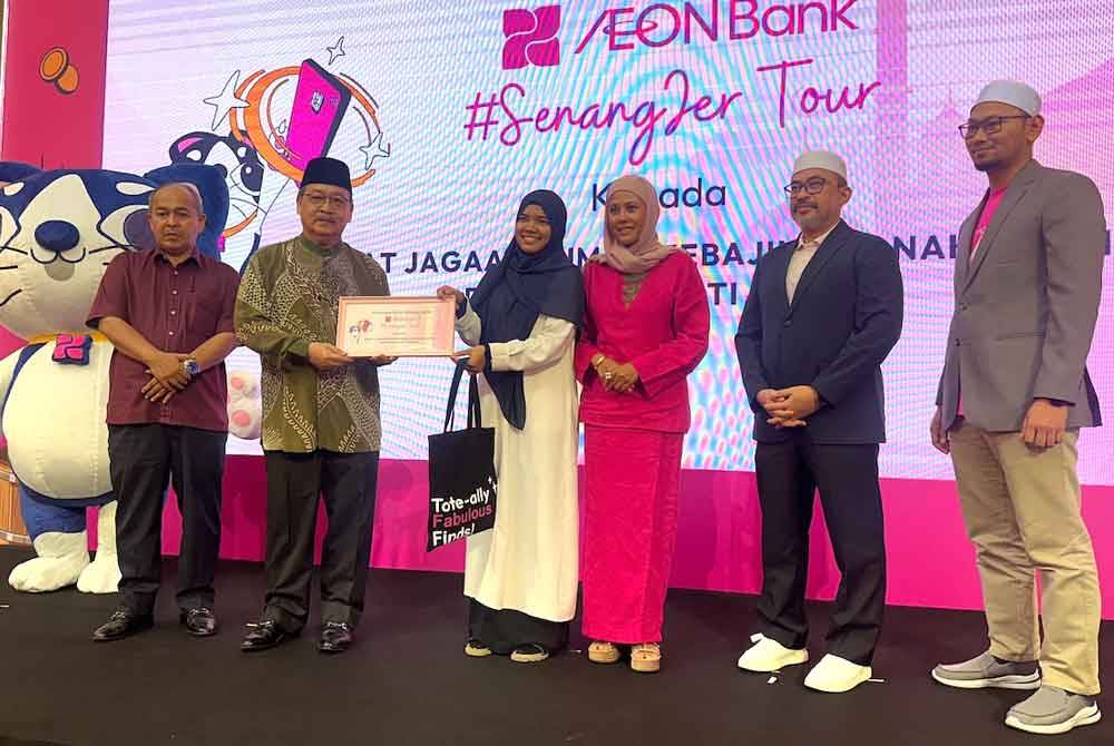 Md Anizam (dua dari kiri) turut menyampaikan sumbangan AEON Bank kepada pertubuhan kebajikan.